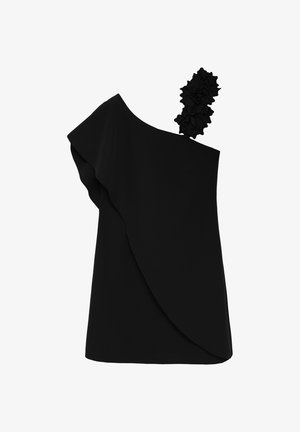 Asimetrična crna majica s volanom na ramenu i cvjetnim detaljem. Izrađena od mekog materijala, s elegantnim dizajnom i jednim kratkim rukavom.