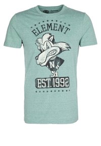 Ty větrná zelená bavlněná trička s motivem vlčího maskota, textem "ELEMENT" a "EST.1992" pod ním, s kulatým výstřihem a krátkými rukávy.