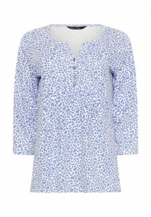 Blusa blanca de manga larga con estampado floral azul, escote redondo y cuatro botones delanteros en el pecho.