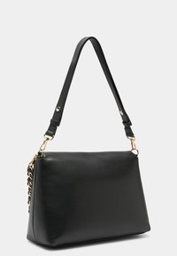 Borsa a tracolla in pelle nera con texture liscia, tracolla regolabile e dettagli in metallo color oro. Presenta una forma strutturata e rettangolare.