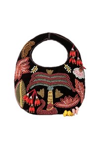 Sac à main en velours noir perlé avec une poignée circulaire, orné de motifs floraux multicolores et d'accents en perles rouges. Détails de surface texturée visibles.