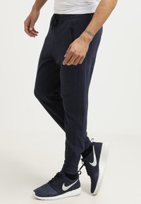 Jack & Jones JJCOPUSH - Jogginghose - dress blues