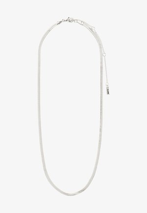 Collar de metal de color plata con un diseño liso y elegante, que presenta un patrón de eslabones de cadena y un pequeño cierre tipo etiqueta para ajuste.