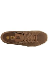 Braune Wildleder-Sneaker mit flachen Schnürsenkeln, gepolsterter Zunge und K-Swiss-Logo auf der Innensohle. Texturierte Sohle mit weißer Gummi-Außensohle. Draufsicht.