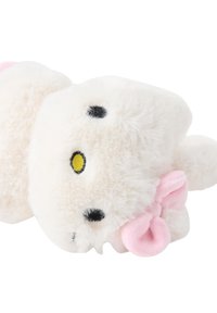 Jouet en peluche blanc en forme de chat, avec des yeux noirs, un nez jaune et un nœud rose sur l'oreille. Texture douce et duveteuse.