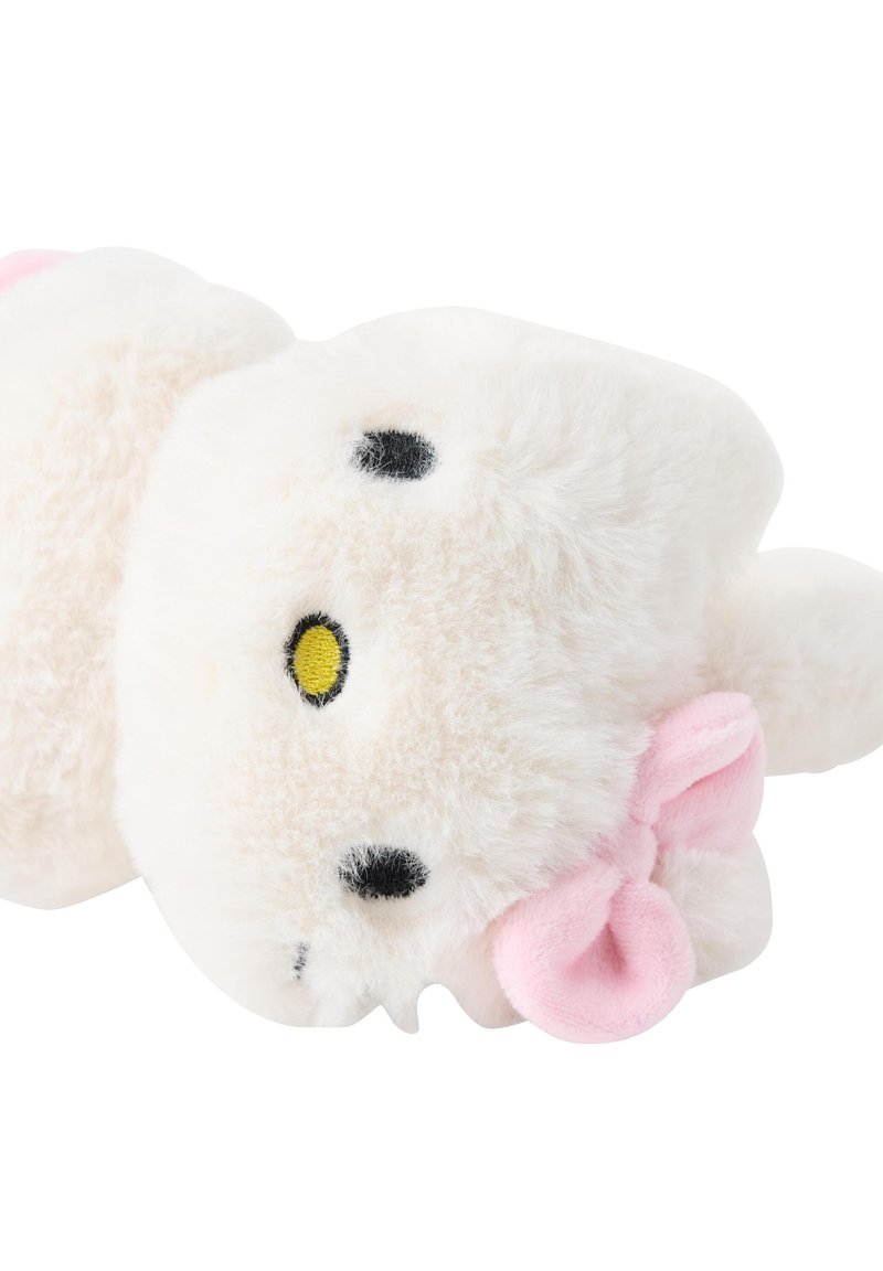 Juguete de peluche blanco con forma de gato, con ojos negros, una nariz amarilla y un lazo rosa en la oreja. Textura suave y peluda en todo su cuerpo.