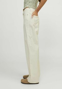 Pantalones de pierna ancha en color blanco roto, confeccionados en una suave tela de algodón con un corte relajado. Cuentan con bolsillos laterales y un bolsillo trasero. Detalle de cinturilla plana.