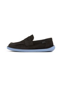 Mocassini in suede marrone scuro con suola in gomma blu, caratterizzati da un design cucito e una fascia decorativa sulla parte superiore.