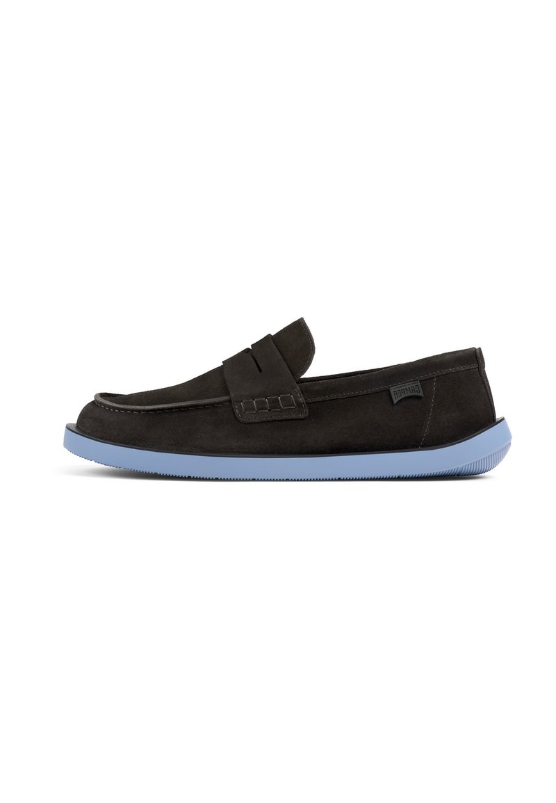 Mocassini in suede marrone scuro con suola in gomma blu, caratterizzati da un design cucito e una fascia decorativa sulla parte superiore.