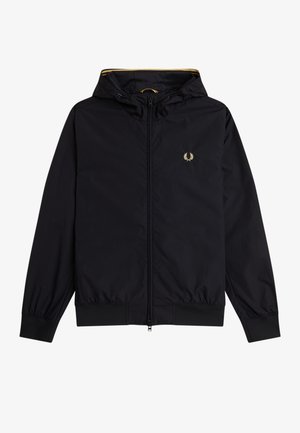 Veste noire zippée à capuche avec poignets et ourlet élastiques, ornée d'un petit logo en forme de couronne de lauriers dorée sur le côté gauche de la poitrine.