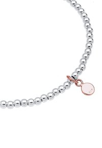 Silberne Perlenarmband mit einer glatten, glänzenden Oberfläche und einem kleinen rosevergoldeten Anhänger, der "925" eingraviert hat und die Qualität von Sterlingsilber anzeigt.