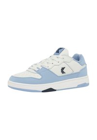 Baskets de sport bleu clair et blanches avec une tige en synthétique lisse, un bout perforé, un col rembourré, un laçage et un détail de logo.