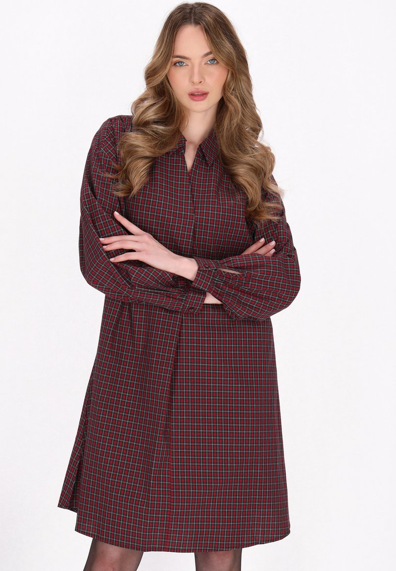 Vestido de camisa de cuadros rojos y marinos con mangas largas, cierre de botones en la parte delantera y cintura ajustada. Hecho de un tejido ligero y texturizado.
