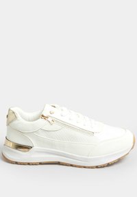 Vit lädersneaker med texturerad yta, guldfinish, snörning fram och sidodragkedja. Har en ljusbrun gummisula.