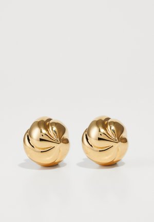 Boucles d'oreilles en ton or présentant une forme sphérique avec un design tourbillonnant, une surface polie et une finition réfléchissante.