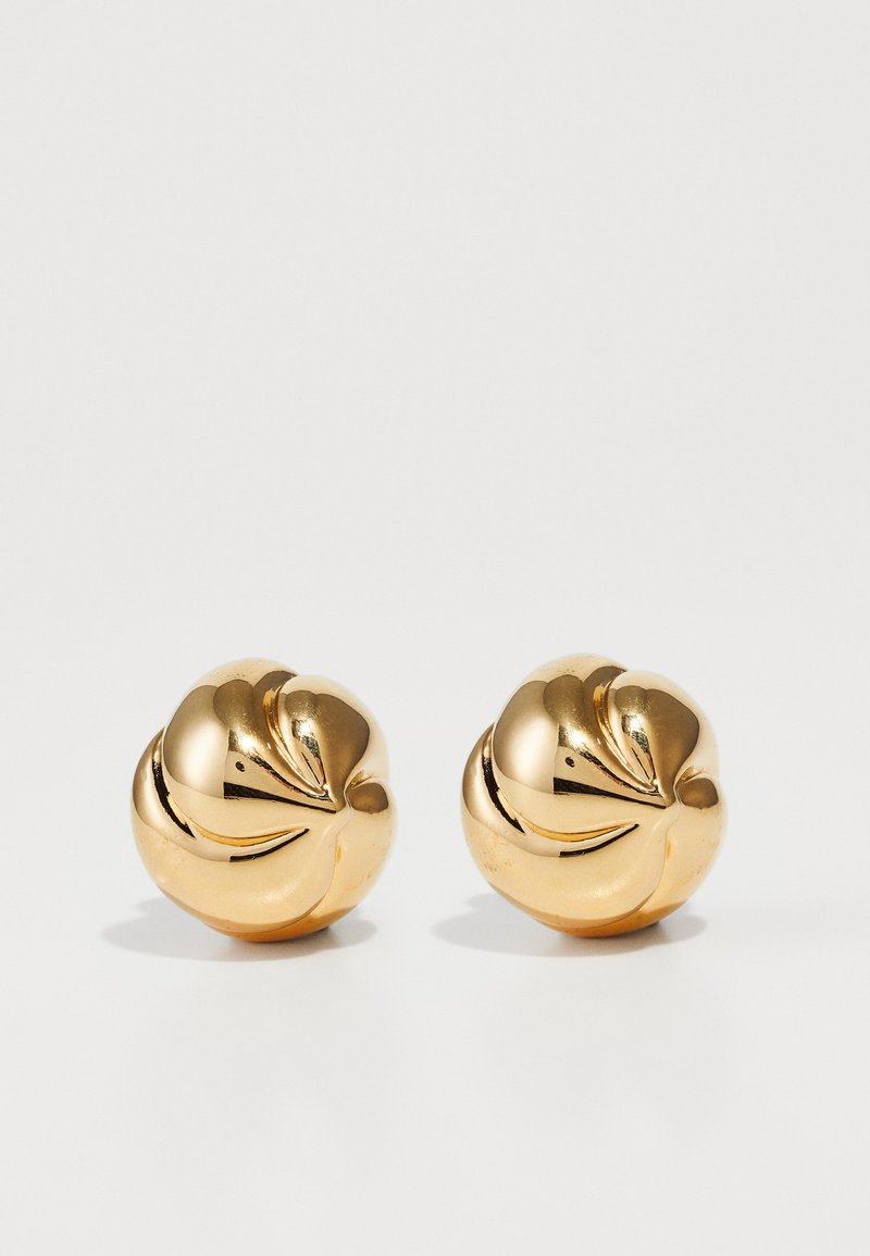 Zlaté náušnice s guľovým tvarom, zdobené vírivým dizajnom, lesklým povrchom a reflexným finišom.