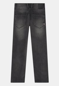 Tmavě šedé džíny z denimu se střihem rovného nohavice, pěti kapsami a jemným ošoupáním. Mají švy s detaily a logo štítek na zadním pásu.