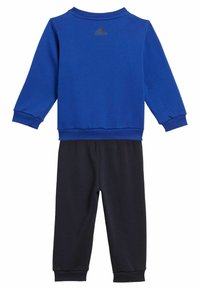 Completo composto da felpa blu e pantaloni neri in tessuto morbido. La felpa presenta un collo tondo e polsini a costine; i pantaloni sono dotati di una vita elastica.
