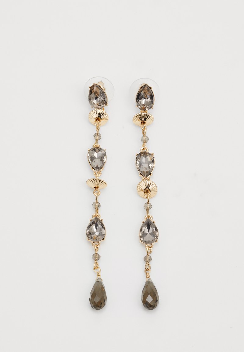 Dlouhé zlaté visací náušnice s několika fasetovanými šedými kapkovými krystaly a malými kulatými korálky propojenými ve vertikálním řetízkovém designu.