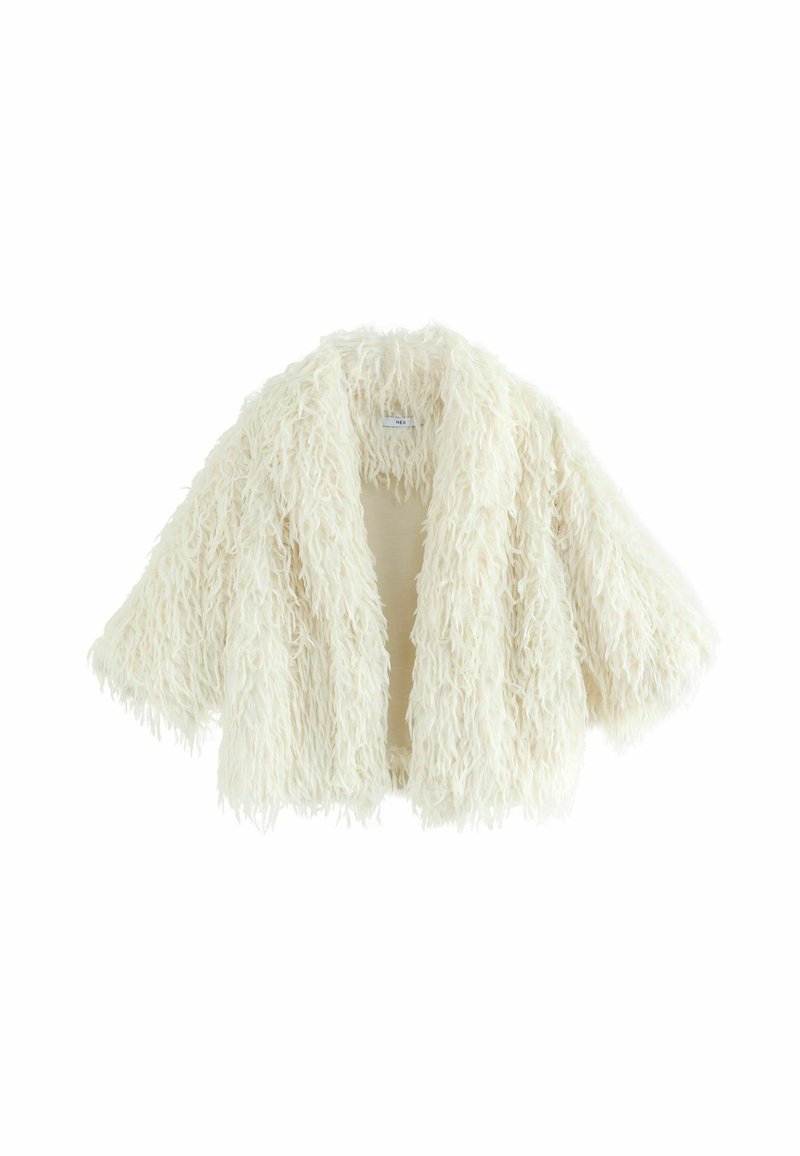 Hvid faux fur cropped jakke med korte ærmer, der har en fluffy tekstur og et åbent frontdesign. Ingen lukninger eller udsmykninger.