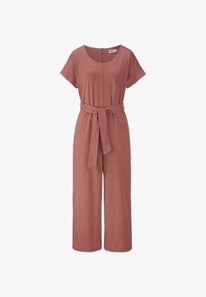 Rosenfarbener Jumpsuit aus weichem Stoff, mit kurzen Ärmeln, rundem Ausschnitt, einem gebundenen Gürtel in der Taille und weit geschnittenen Hosen.