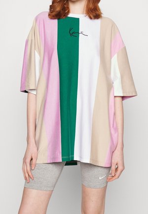 Oversized bawełniany T-shirt z pionowymi kolorowymi pasami w odcieniach różu, zieleni, bieli i beżu. Posiada charakterystyczną grafikę na piersi. Krótkie rękawy.