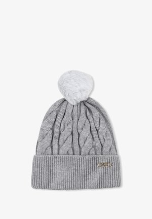 Pilkas megztas beanies su vertikaliu kabelių raštu ir sulenkta šonkauline kraštine. Viršuje yra pūkinė pom-pom detalė ir auksinės spalvos metalinis akcentas.