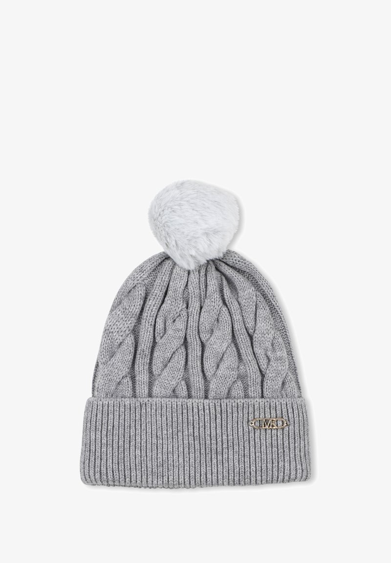 Szürke kötött sapka függőleges kábelmintával és visszahajtott bordás szegéllyel. A tetején szőrme pom-pom és aranyszínű fém kiegészítő található.