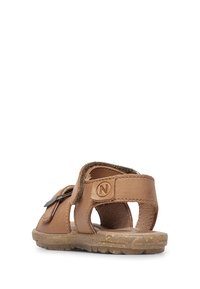 Brązowe skórzane sandały o otwartej konstrukcji, z regulowanym paskiem, teksturowaną wkładką i brązową gumową podeszwą z logo z boku.