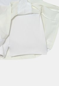 Pantalones cortos deportivos blancos hechos de una tela ligera, con una textura suave y una cinturilla de malla para mayor transpirabilidad y comodidad.