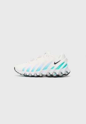 Baskets de course Nike blanches et bleu clair avec une semelle noire, dotées d'un amorti à air visible et d'un petit logo Nike en Swoosh noir sur le côté.