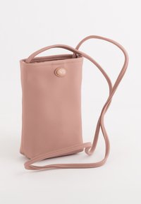 Rosa texturerad konstläderväska med rektangulär form, korta handtag, en lång justerbar rem och ett runt knappstängning.