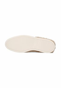 Pantofole foderate in pelliccia color nocciola con una suola in gomma beige testurizzata. La base è ergonomicamente sagomata con un design liscio e piatto.