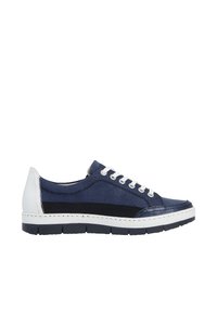 Baskets en toile bleue avec accents blancs, bout rond, fermeture à lacets et dessus texturé. Présente une bande sombre contrastante et une semelle en caoutchouc.