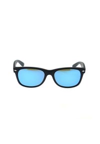 Occhiali da sole con montatura nera e lenti blu riflettenti, forma rettangolare e design minimalista. La superficie è liscia senza motivi o dettagli evidenti.