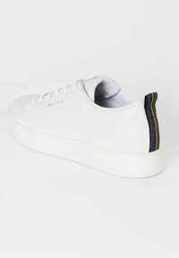 Bílé kožené tenisky s kulatou špičkou, plochými tkaničkami a barevným pruhovaným akcentem na zadní patě. Hladký povrch a minimalistický design.