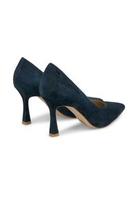 Tacchi alti in suede blu navy con punta affusolata, tacco sottile e una texture liscia; presenta un design con ritagli sui lati.