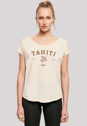 Helles Cremefarbenes T-Shirt mit kurzen Ärmeln und rundem Halsausschnitt, mit grauer Grafik "TAHITI 2023" in Braun, das ein Spiraldesign und eine glatte Textur aufweist.