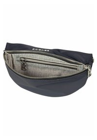 Marinblå påse i nylon med dragkedjeslutning, en mindre innerfick, och en slät textur med prägling av logotypdetaljer.