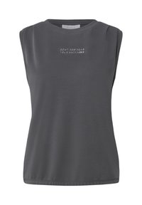 Top sin mangas de color gris oscuro con escote redondo y pequeño texto blanco "NO POSPONGAS TU FELICIDAD" centrado en el pecho.