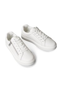 Par čevljev nizkega profila bele barve iz teksturirane kože, z vezalkami in srebrnim stranskim zadrgo na enem čevlju.