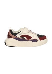 Sneaker met een witte, zwarte en bordeauxrode kleurencombinatie; beschikt over een klittenbandsluiting en textuuraccenten in paars en roze. Rubberen zool.