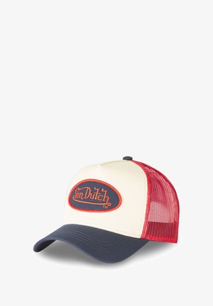 Gorra de camionero con parte delantera color crema, parte trasera de malla roja y visera azul marino. Presenta un logotipo bordado "Von Dutch" en azul y naranja en el panel frontal.