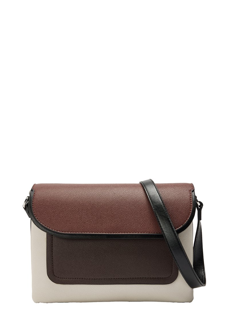 Torebka na ramię z usztywnionym fasonem, z brązową, fakturowaną klapą, ciemnobrązowym korpusem oraz kremową dolną częścią; wyposażona w czarny pasek.