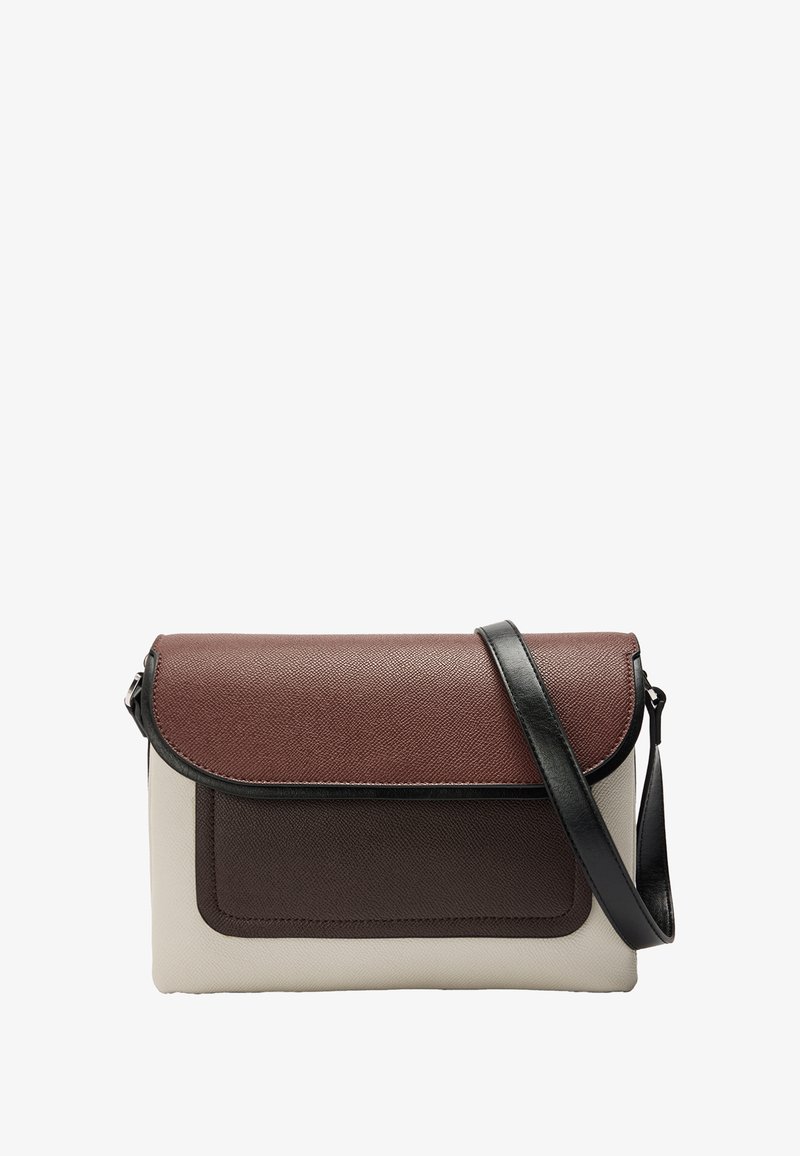 Torebka na ramię z usztywnionym fasonem, z brązową, fakturowaną klapą, ciemnobrązowym korpusem oraz kremową dolną częścią; wyposażona w czarny pasek.