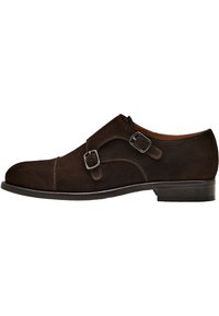 Ruskean nubuk monk strap -kenkä tuplaneulakkilla, tyylikäs pyöreä kärki ja tasainen nahkainen pohja. Minimialustaan ompelusaumoja.