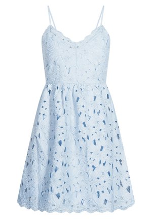Robe sans manches bleu clair avec fines bretelles et superposition en dentelle florale avec motifs de fleurs découpées et ourlet festonné.