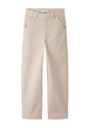 Beige bukser med rett ben, beltehemper, frontlommer og en etikett på innsiden av midjebåndet, lagt flatt på hvit bakgrunn.