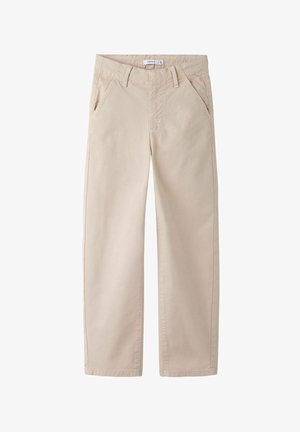 Pantalones beige de pierna recta con trabillas para cinturón, bolsillos delanteros y una etiqueta en la cintura interior, colocados planos sobre un fondo blanco.