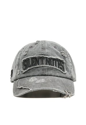 Graue abgenutzte Baseballkappe mit schwarzem "SILENT NOTES" Aufnäher und zwei silbernen Metallringen auf der rechten Seite des Schirms.